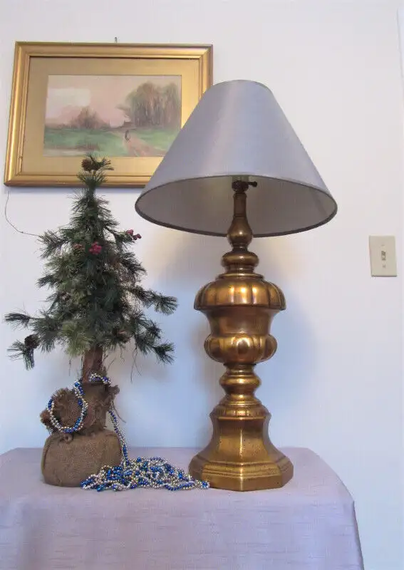 VINTAGE TALL DECORATIVE TABLE LAMP, VICTORIAN STYLE GILT BASE in Indoor Lighting & Fans in City of Montréal - Image 3
