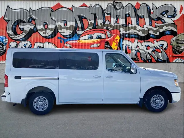 2020 Nissan NV 3500 HD SL V8, 12 PASSENGER, LEATHER, BACK UP CAM