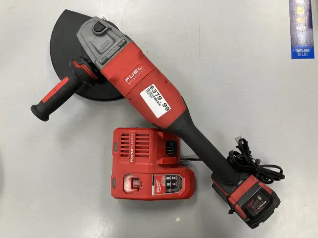 Milwaukee 7"/9" Grinder with Battery and Charger in Other in Oakville / Halton Region - Image 2