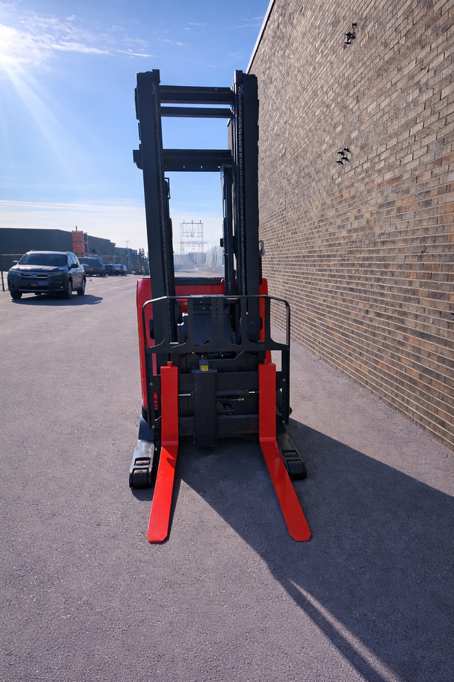 2016 RAYMOND REACH FORKLIFT 3500LB CAP CERTIFIED WITH CHARGER in Heavy Equipment in Mississauga / Peel Region - Image 6