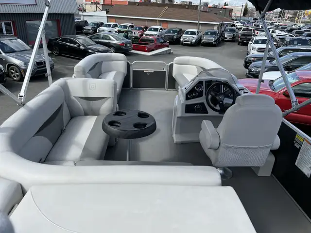 2018 Godfrey 21-FT Pontoon | Bimini Top | Ladder | Fish Finder in Boat Parts, Trailers & Accessories in Ottawa - Image 3