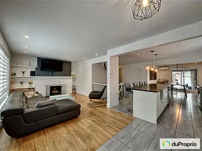 Propriété rénovée avec un immense terrain. Garage plus de 500 pieds carrés avec eau de construction...