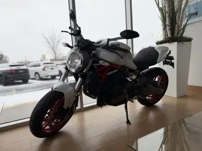 Unleash pure Italian performance and aggressive naked-bike styling with this 2016 Ducati Monster 821...