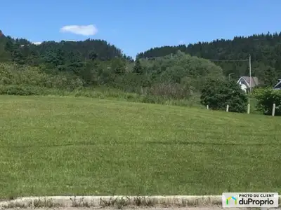 Terrain vague desservi dans le village de Percé. Village très pittoresque. Terrain à proximité de l'...
