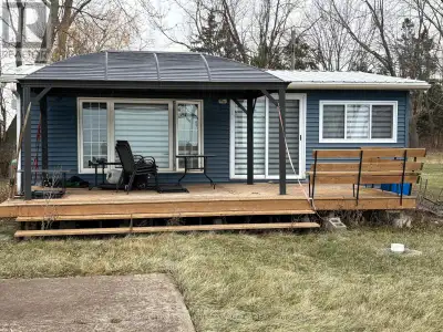 Tranquil location with Panoramic Lake View 4 Season Waterfront Cottage featuring 2 Bedrooms. Large l...