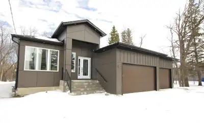 1G//Winnipeg/Amazing Quality & Style in Charleswood! Spacious 1685 sq ft Raised Bungalow on a large...