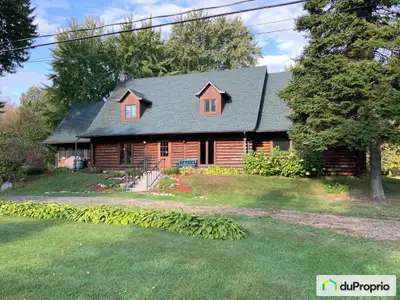 Cette superbe maison en bois rond est située en bordure de la rivière Saint-François et sans voisin...