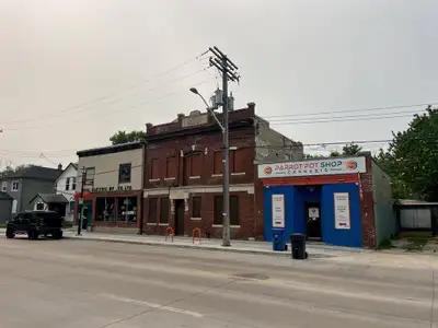 4A//Winnipeg/4 buildings income of 2700 month owner runs light stores that space can be made grocery...