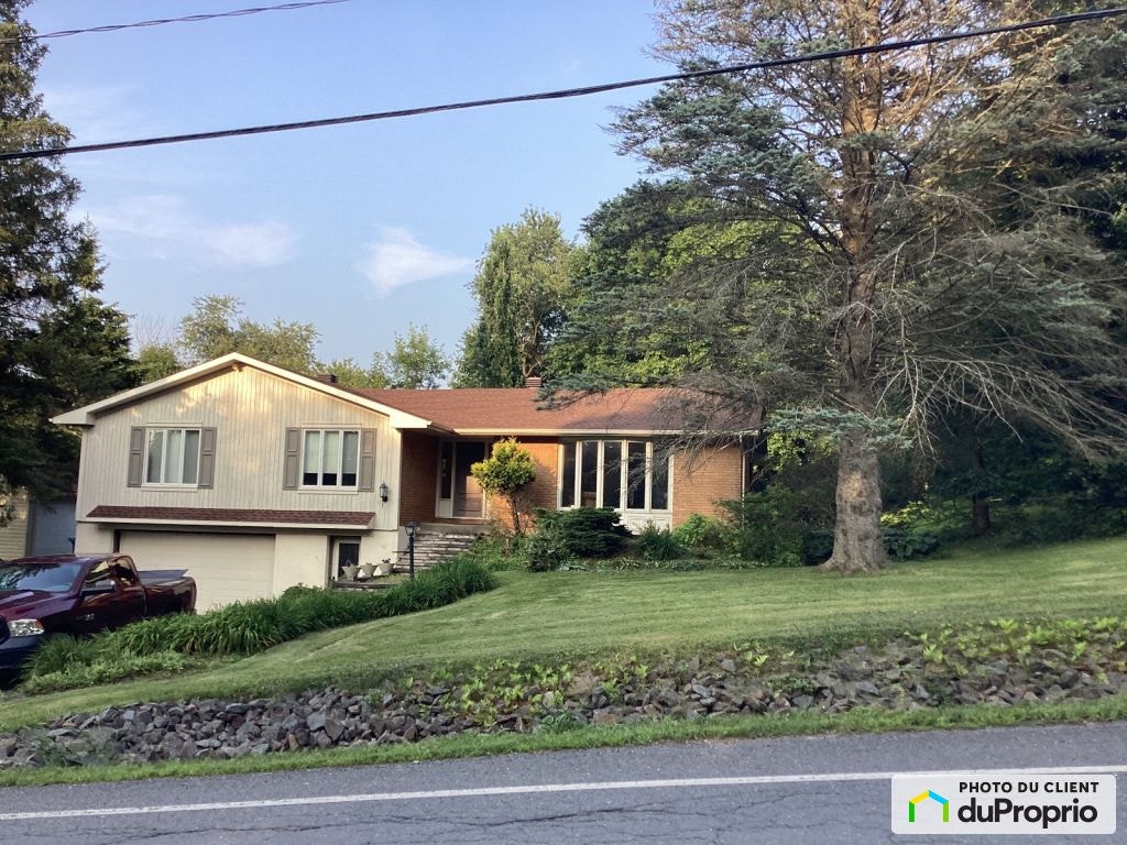 $835,000 - Bungalow for sale in Bromont — photo 1