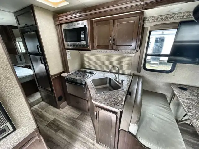 2020 Thor Motor Coach Chateau 28Z in RVs & Motorhomes in Kamloops - Image 7