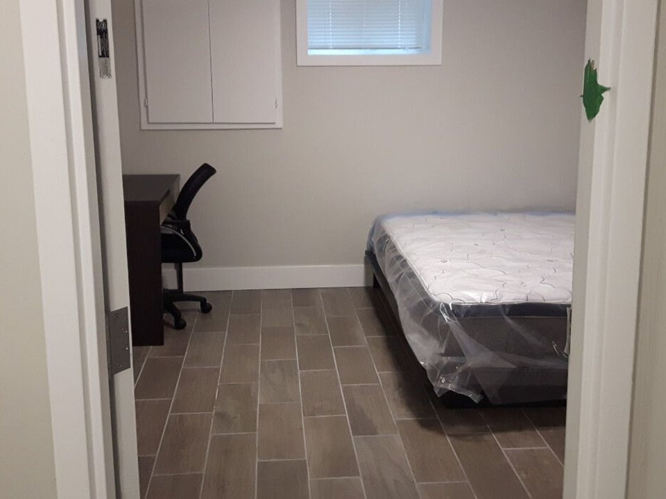 Prime Off-Campus Convenience at 36 Columbia Street West 5