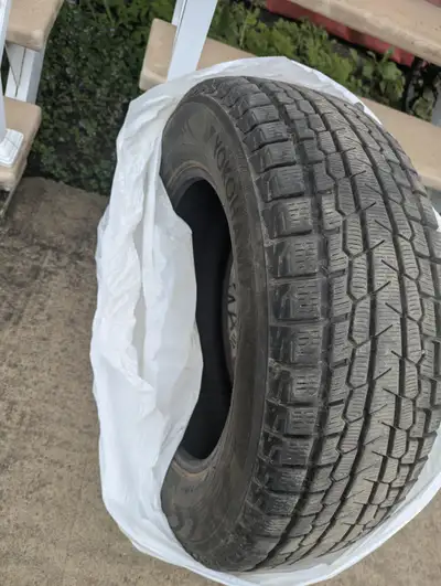 Pneus d'hiver Yokohama 235/65R18 usagé à vendre