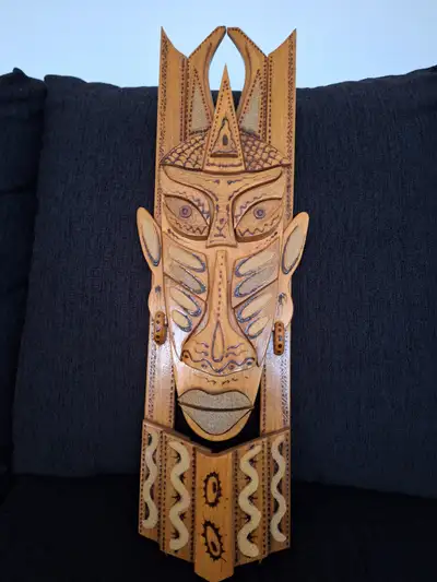 Masque mural sculpté en bois / masque baoulé, View more