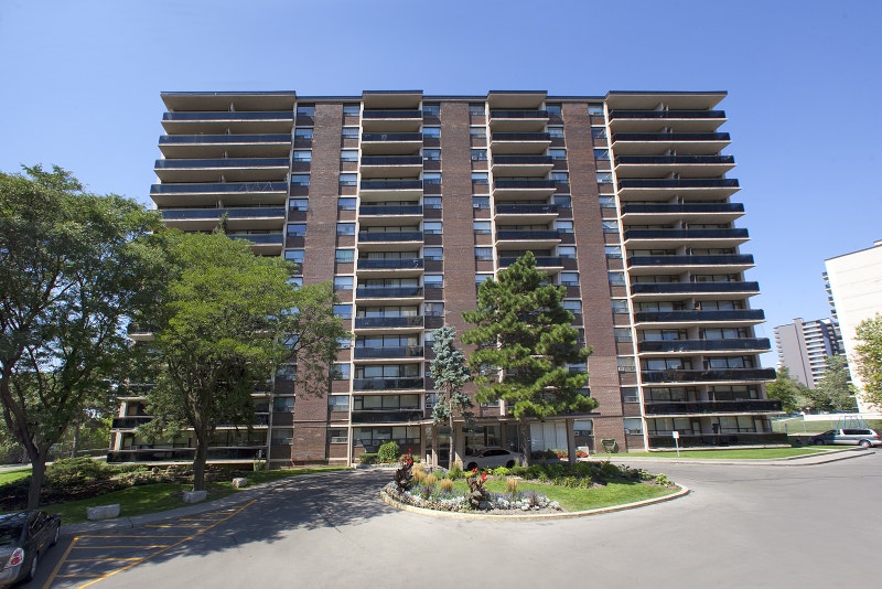 2 Bedroom Apartment for Rent Steeles/Bathurst in North York! Long