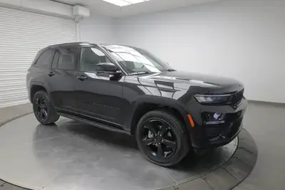 LUXURY TECH GROUP II, BLACK APPEARANCE PACKAGE, DUAL-PANE COMMANDVIEW SUNROOF, BLACK MOPAR SIDE STEP...
