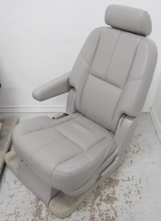Chevy Truck Tahoe 2nd Row Bucket Seats Suburban Yukon XL Denali in Other Parts & Accessories in St. Catharines - Image 4
