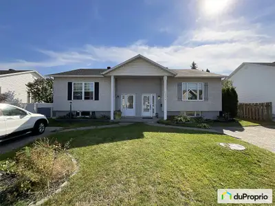 Découvrez cette propriété lumineuse à aire ouverte, où la cuisine moderne et le salon spacieux se fo...