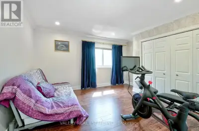 Fabulous location and exceptional opportunity in Bronte! Situated on a rare 50 x 199 ft level lot in...