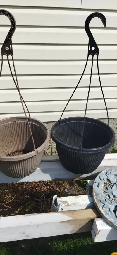 10 inch hanging pot plants in beige or black. Complete with hangers. $1.00 to $2.00 each. Empty: no...
