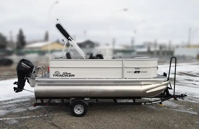 2026 Sun Tracker Party Barge 16 DLX Pontoon boat in Powerboats & Motorboats in Winnipeg - Image 4