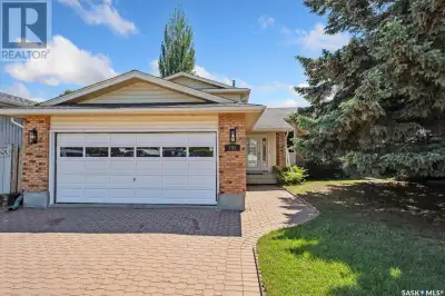 Perfect family home on a quiet crescent walking distance to great parks & schools! This Lakeridge 4...