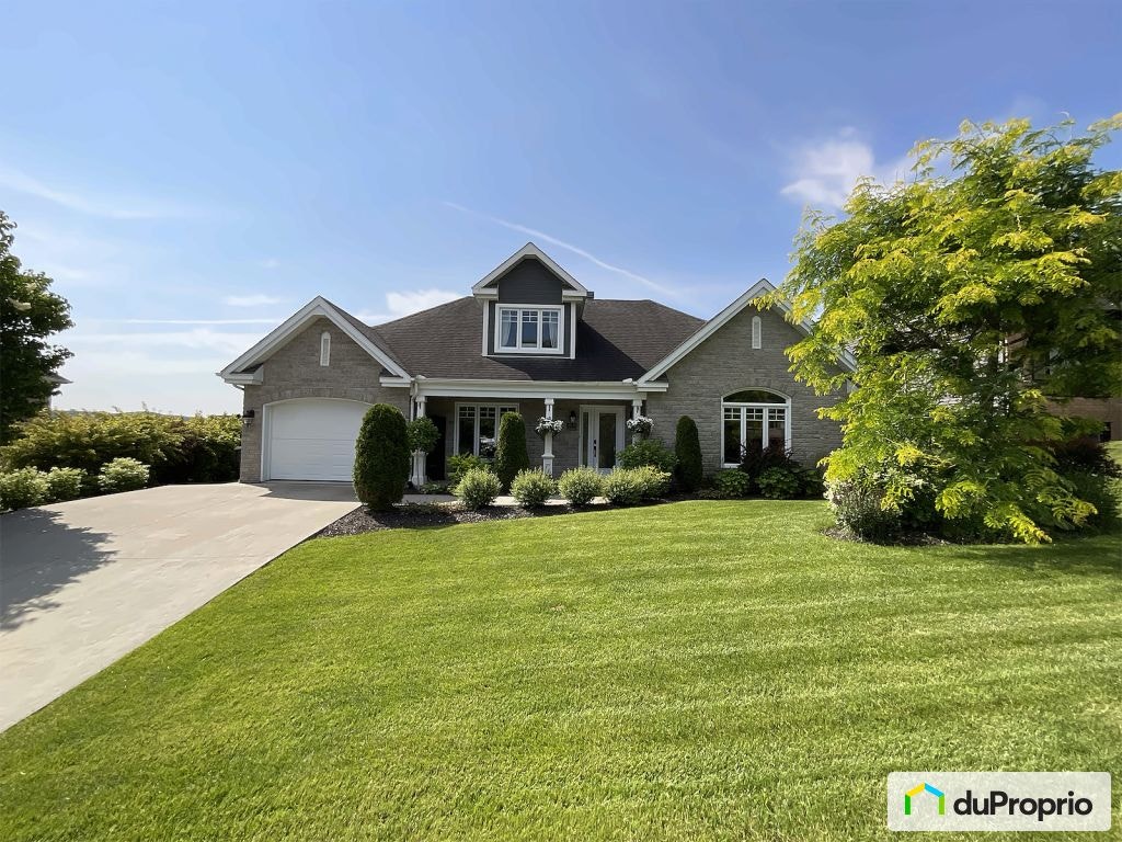 $750,000 - Bungalow for sale in Sherbrooke (Fleurimont) — photo 1