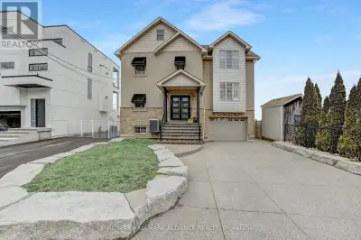 Ultra-Rare Lakefront Estate, Enjoy Direct Waterfront Living with Unmatched Investment Potential. Exp...
