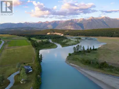 Escape the Ordinary – Live the Dream on the Kootenay River This extraordinary 3-bedroom, 2-bathroom...