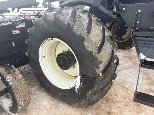2010 Macdon M150 WINDROWER - SWATHER in Farming Equipment in Saskatoon - Image 23