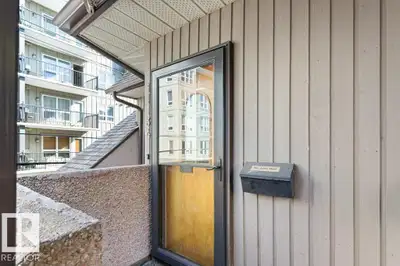 Great location close to the U of A hospital this renovated condo features new kitchen cabinets, coun...