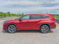 ALG Residual Value Awards, Residual Value Awards. This Toyota Highlander has a durable Regular Unlea... (image 1)