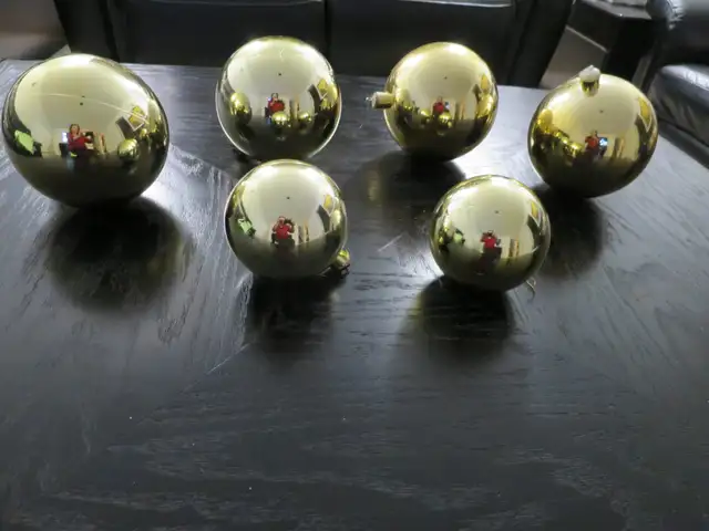 Large & Medium Gold Balls for a Christmas Tree in Holiday, Event & Seasonal in Edmonton - Image 3