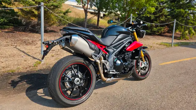 2015 Triumph Speed Triple R ABS - Only 5400km! in Street, Cruisers & Choppers in Edmonton - Image 9