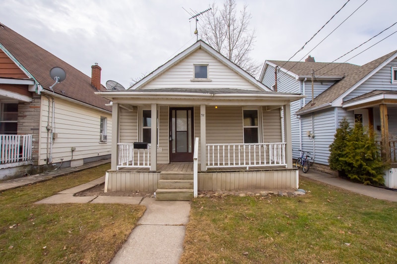 **CHARMING** 2 Bedroom House in Welland!! Long Term Rentals St