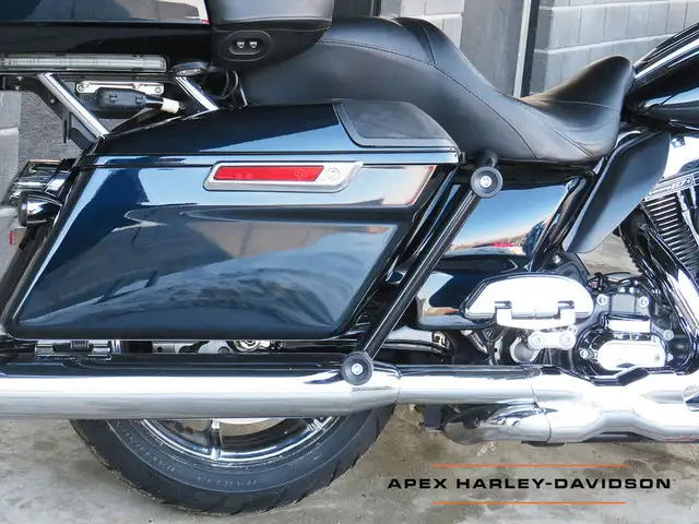 2015 Harley-Davidson FLTRUSE - CVO Road Glide Ultra in Sport Touring in Cambridge - Image 10