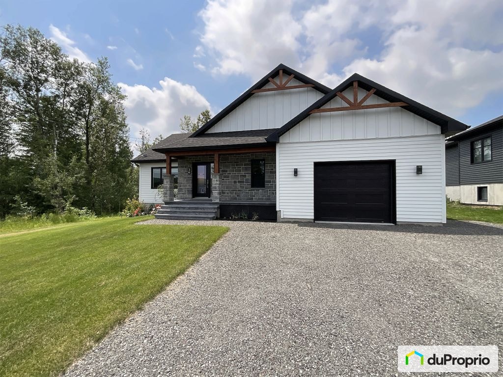 $695,000 - Bungalow for sale in Warwick — photo 1