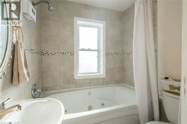 44 HOLTON Avenue N Hamilton, Ontario in Houses for Sale in Hamilton - Image 16
