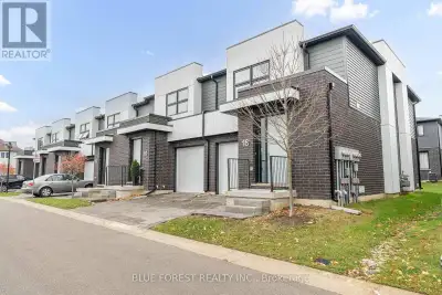 Welcome to 499 West in Hyde Park. This stunning end unit condo features plenty of modern living spac...