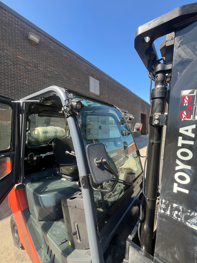 Toyota 8000lbs CAP LPG Forklift  Heated Cab & Fork-Positioner in Heavy Equipment in Mississauga / Peel Region - Image 10