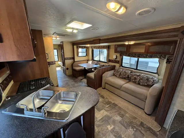 2013 ,Forest River,Lacrosse 318BHS in Travel Trailers & Campers in Kamloops - Image 5