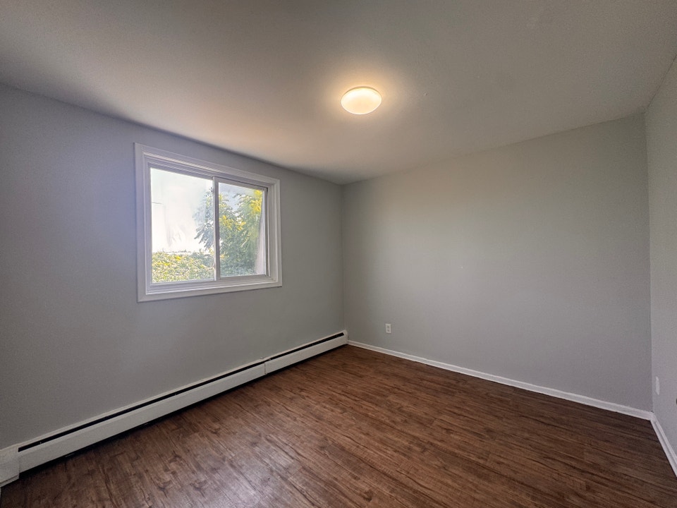 Refreshed & Bright 2 Bed Apartment In Galt! (Unit 26) 4