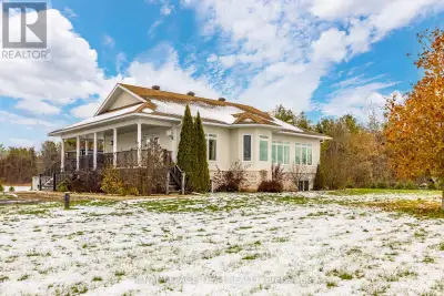 Spacious Country Bungalow - Perfect Family Retreat! Discover the charm of country living in this bea...