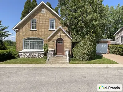 Cottage anglais en briques. Vue sur l'eau. Vaste terrain paysager. Proximité des services. Prise de...