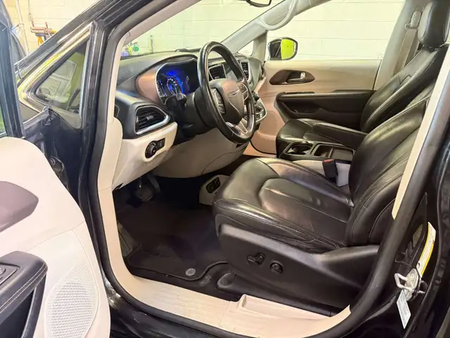 2017 Chrysler Pacifica Touring-L604128130347182087
