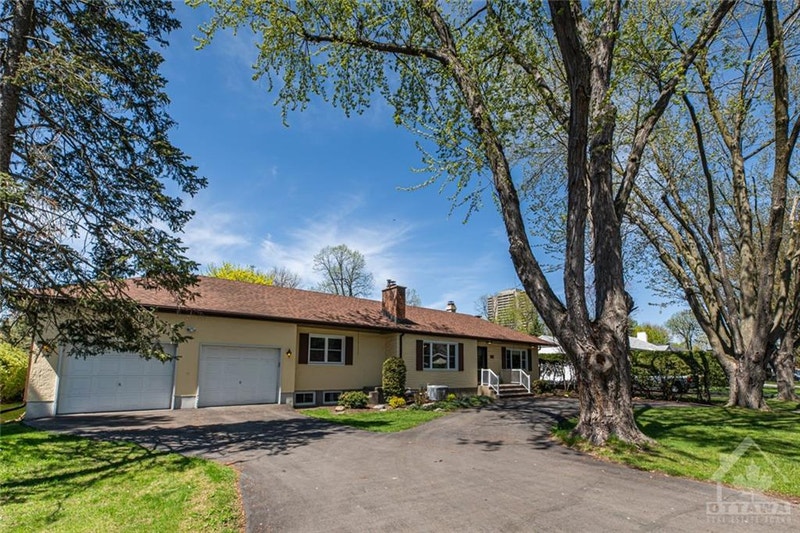 Carlingwood 5 Bedroom Home Large Backyard Long Term Rentals Ottawa