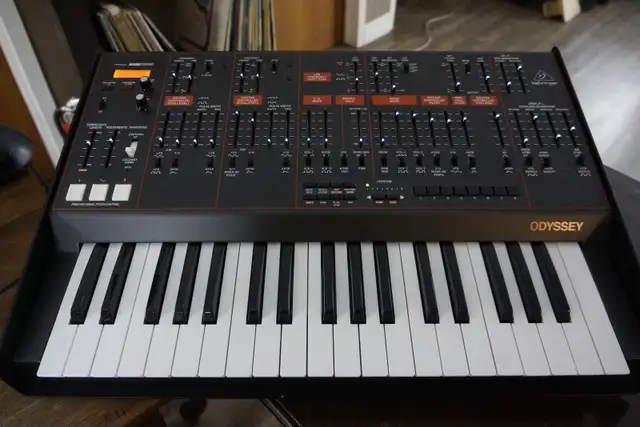 Synthétiseur Behringer Odyssey à Vendre in Pianos & Keyboards in Laval / North Shore - Image 7