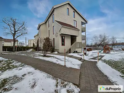 Condo C-205 situé à l'Auberge du Village à Magog, terrain directement sur le bord du Lac Memphrémago...