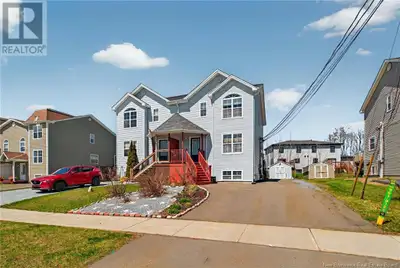 Welcome to 464 Evergreen, COMES FURNISHED This Beautifully Finished Two -Storey Semi-Detached is nes...