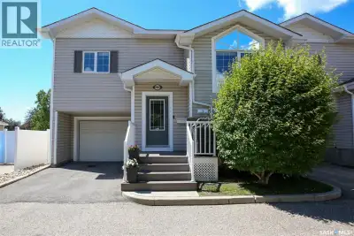 Very well maintained and renovated end unit condo with single attached garage located in desirable e...
