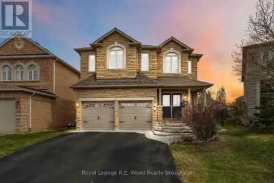 This stunning executive home in highly desirable Oak Ridges neighbourhood of Richmond Hill is locate...